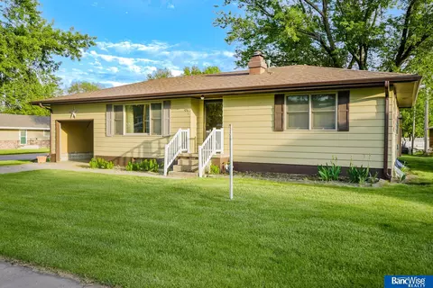 106 O St, Aurora, NE 68818