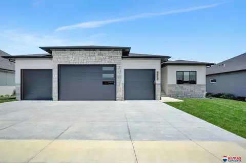 9510 Green Valley Ln, Lincoln, NE 68516