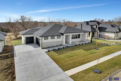 9429 Hillcrest Trl, Lincoln, NE 68520
