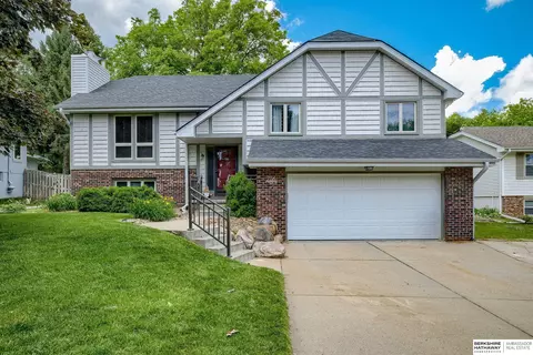 706 S Taylor Cir, Papillion, NE 68046