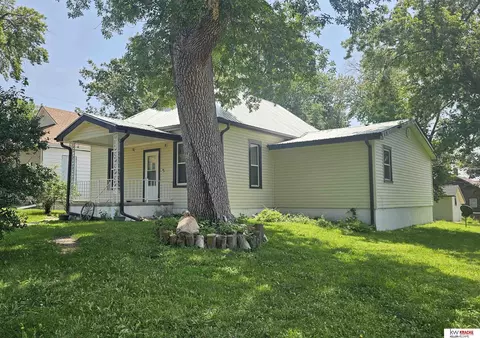 1022 6th St, Fairbury, NE 68352