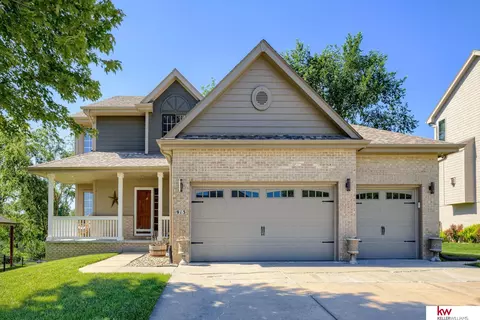 913 Rawhide Rd, Papillion, NE 68046