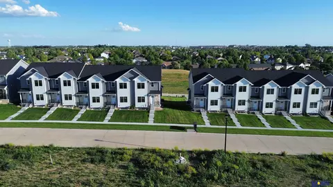 9507 Duckhorn Dr, Lincoln, NE 68526