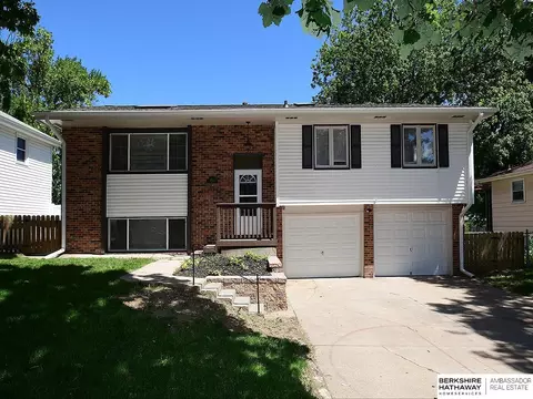 10522 R St, Omaha, NE 68127