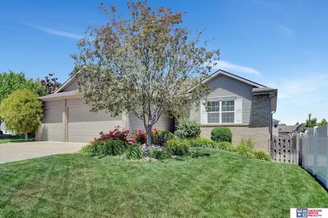 5720 Big Horn Dr, Lincoln, NE 68516