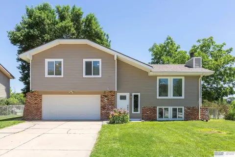 7902 Cottonwood Ave, La Vista, NE 68128
