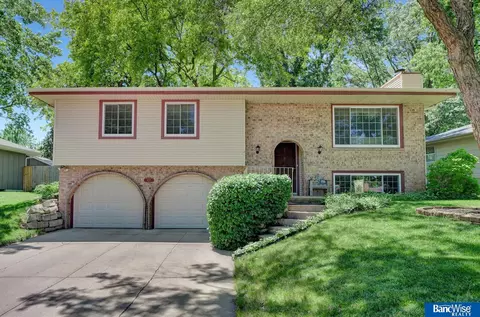 6023 Oakridge Dr, Lincoln, NE 68516