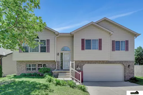 6807 Chandon Dr, Lincoln, NE 68526