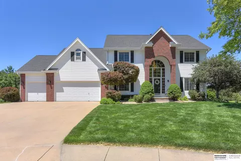 654 Caribou Cir, Papillion, NE 68046
