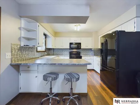2346 Benson Gardens Blvd, Omaha, NE 68134
