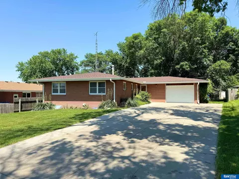 210 Carolyn Ct, Lincoln, NE 68510
