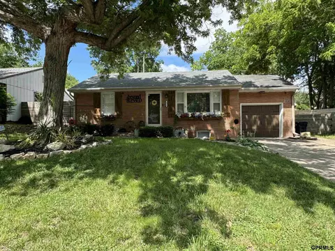 2923 S 48th St, Lincoln, NE 68506