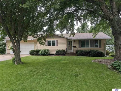 1320 Harre Ln, York, NE 68467