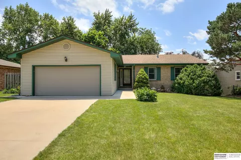 6201 Fleetwood Dr, Lincoln, NE 68516