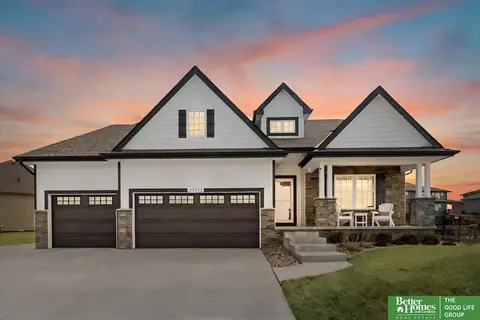 10513 Windward Ave, Papillion, NE 68046