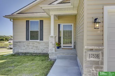17523 Greenleaf Dr, Omaha, NE 68136