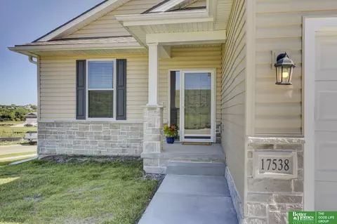 17530 Robin Dr, Omaha, NE 68136