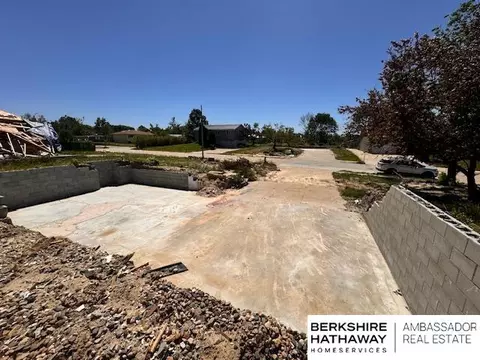 21506 Arabian Rd, Omaha, NE 68022