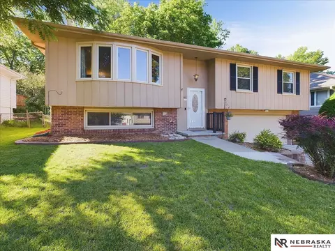 13985 Woolworth Cir, Omaha, NE 68144