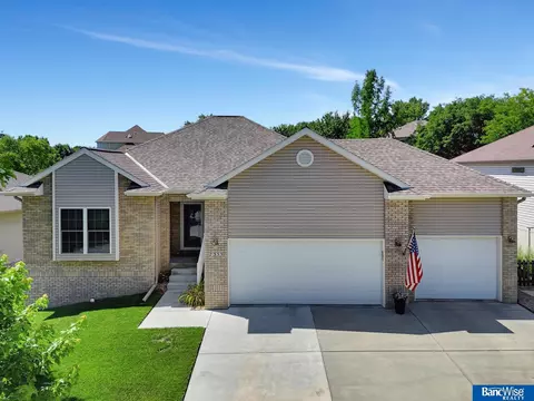 7333 Shirl Dr, Lincoln, NE 68516