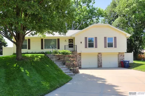 814 Waterford Cir, Papillion, NE 68046