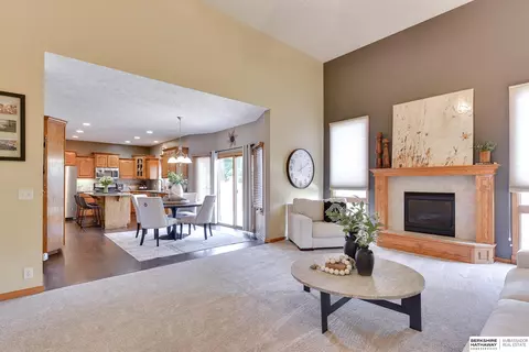 19821 Douglas Cir, Omaha, NE 68022