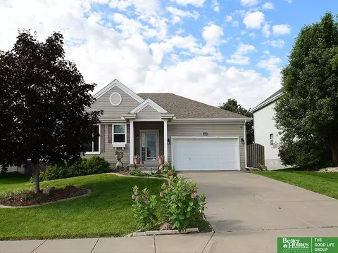 805 Stony Point Dr, Papillion, NE 68046