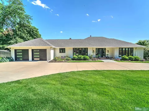 9527 Westchester Ln, Omaha, NE 68114