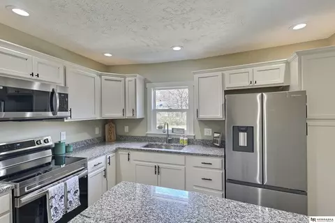 1037 Elmer Ave, York, NE 68467