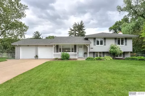 8041 Spaulding Cir, Omaha, NE 68134