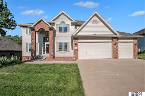 701 Fleetwood Dr, Papillion, NE 68133