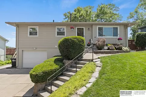 9029 Grand Ave, Omaha, NE 68134