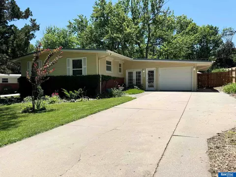 5925 Meadowbrook Ln, Lincoln, NE 68510