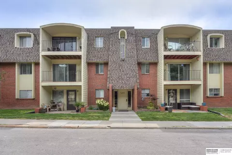1231 S 121st Plz #211, Omaha, NE 68144