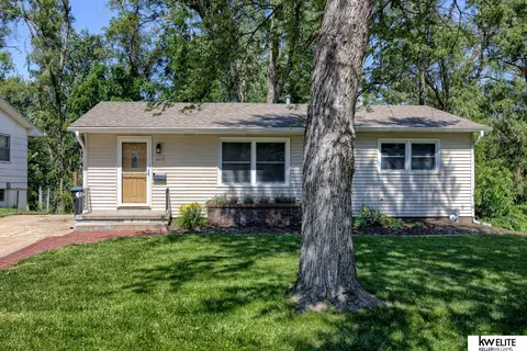 1223 Cole Creek Dr, Omaha, NE 68114