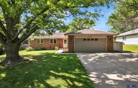 5800 Dogwood Dr, Lincoln, NE 68516