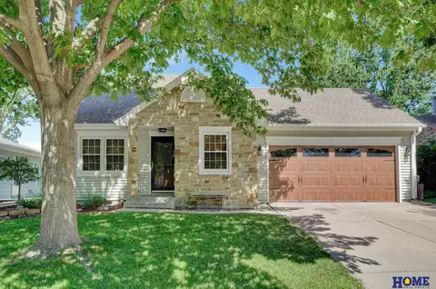 8504 Sunbeam Ln, Lincoln, NE 68505
