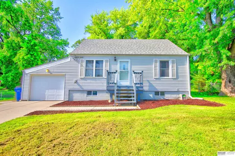 1902 Lindyview Ln, Bellevue, NE 68005