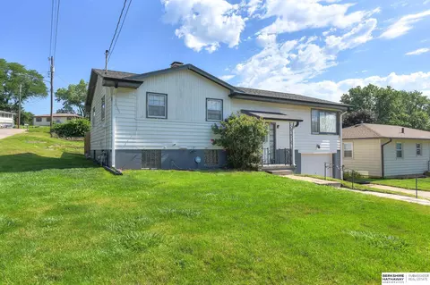 734 Lori Ln, Council Bluffs, IA 51503