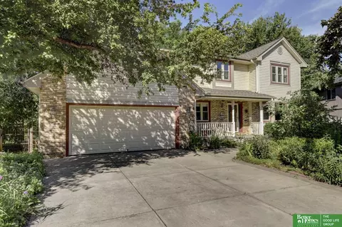 901 Creighton Rd, Papillion, NE 68046
