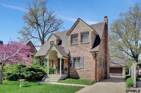869 S 37th St, Lincoln, NE 68510