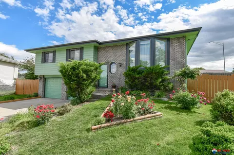 1715 Independence Cir, Lincoln, NE 68521