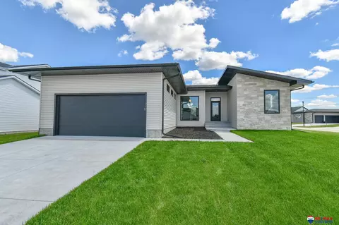 917 W Panorama Rd, Lincoln, NE 68523