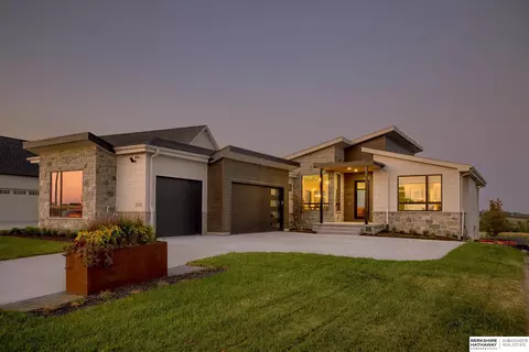 3003 S 209 St, Omaha, NE 68022