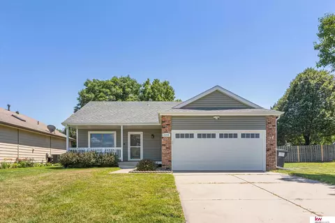 2201 W Cove Dr, Lincoln, NE 68522