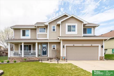 402 Black Forest Dr, Papillion, NE 68133