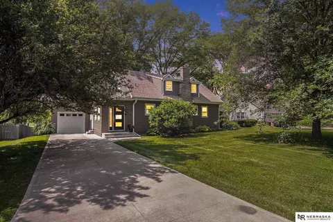 8613 Brentwood Rd, Omaha, NE 68114