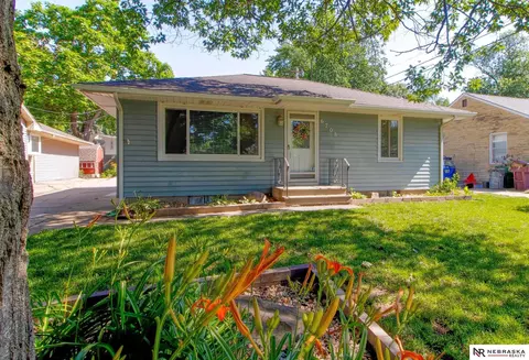 6708 Francis St, Lincoln, NE 68505
