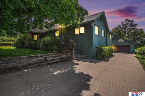 5811 V St, Omaha, NE 68117