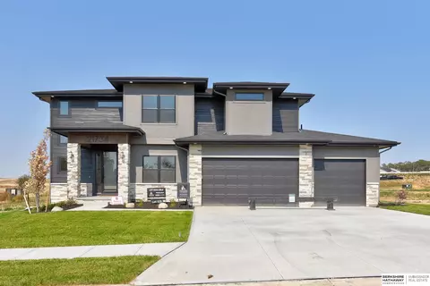 21734 Parkview Dr, Gretna, NE 68028